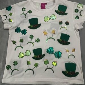 QUEEN OF SPARKLES White Tee with Green Shamrocks & Hats